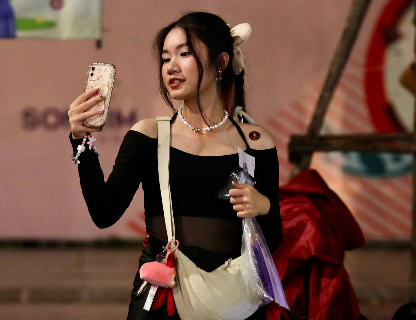 Trước khi bước vào xem nghệ sĩ diễn ở live concert, khi được hỏi về việc mất cả ngày xếp hàng, diện đồ đẹp chỉ để xem show diễn 2 giờ đồng hồ, nhiều khán giả nói xứng đáng. &quot;Đâu chỉ là hai tiếng, tôi lưu giữ kỷ niệm này mãi mãi&quot;, một khán giả nữ nói.