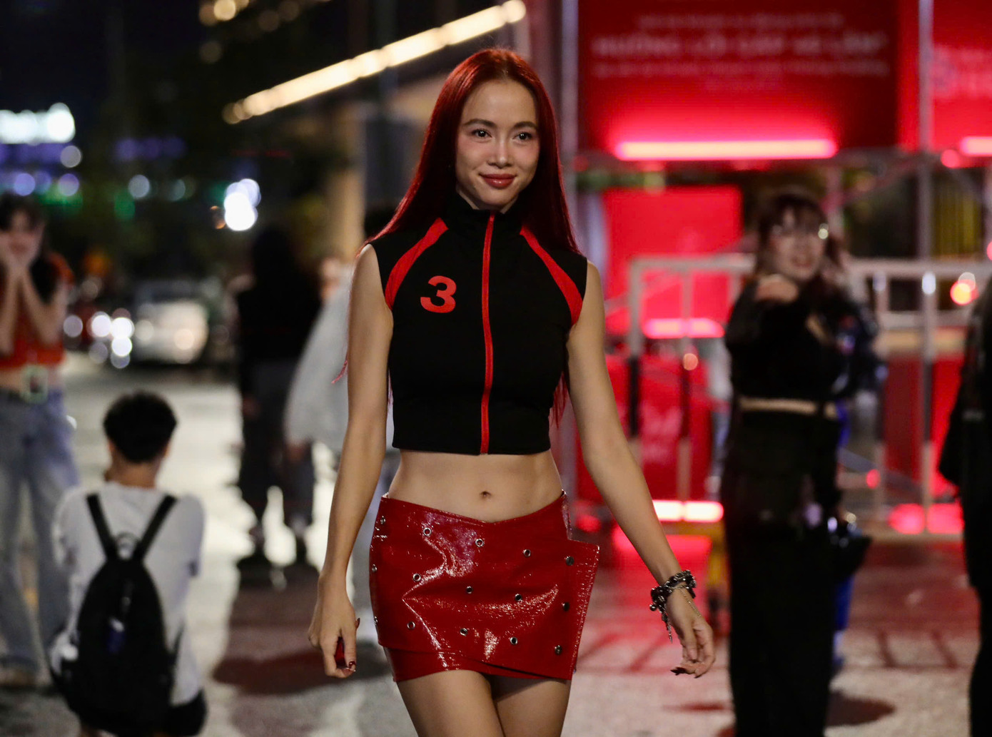 Live concert của 32 anh tài từ chương trình Anh trai vượt ngàn chông gai diễn ra tối 19/10. Vũ Ngọc Anh đến concert sát giờ đêm diễn. Nữ người mẫu gây chú ý khi diện bộ trang phục thể thao, khoe cơ bụng 6 múi.