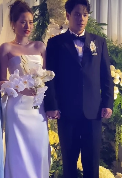 Lễ cưới ca sĩ Jaykii và Mai Anh diễn ra tối 11/6 tại TPHCM. Khách mời chủ yếu là gia đình, đồng nghiệp và bạn bè thân thiết. Ban đầu, cô dâu chú rể cùng diện đồ trắng, Jaykii sau đó đổi sang vest đen để đón khách và dùng tiệc.