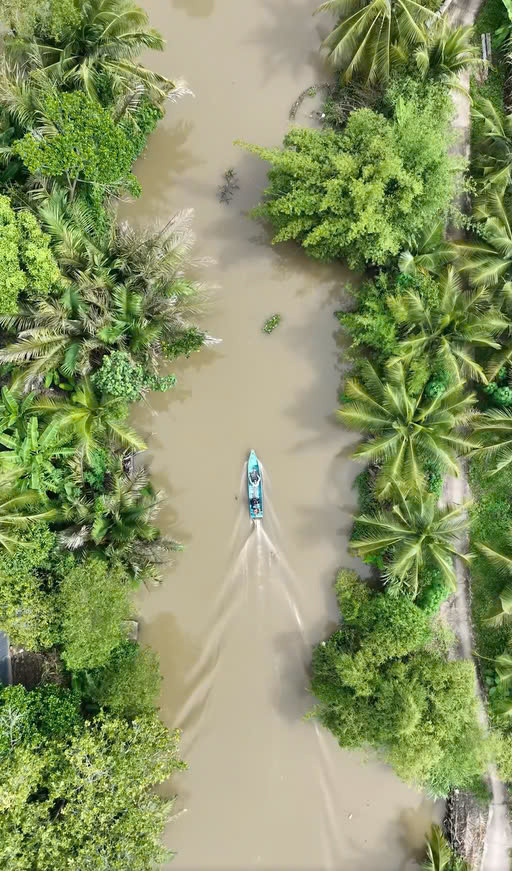 Nam TikToker đầu tư fly-cam, máy quay để tạo độ hoành tráng trong video. Nam TikToker đầu tư fly-cam, máy quay để tạo độ hoành tráng trong video.