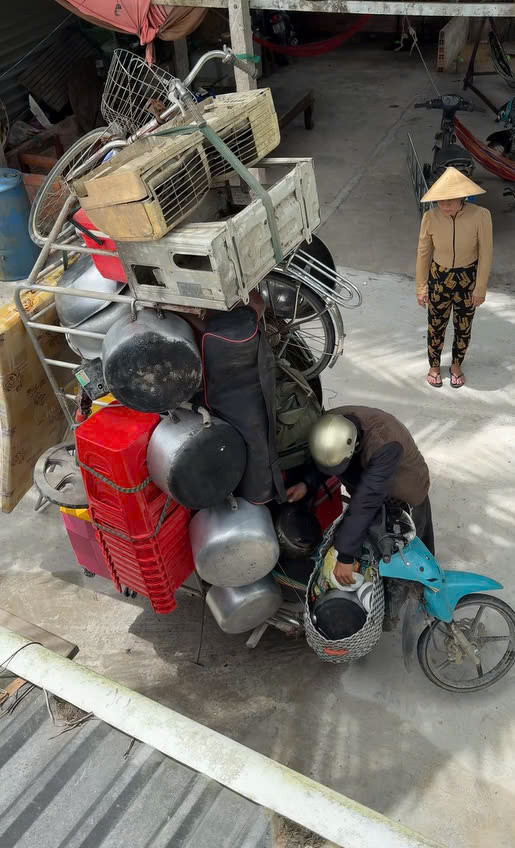 Video của Lê Tuấn Khang được khán giả cho là "nồi lẩu thập cẩm", gây cười với nhiều tình huống vô lý. Video của Lê Tuấn Khang được khán giả cho là "nồi lẩu thập cẩm", gây cười với nhiều tình huống vô lý.