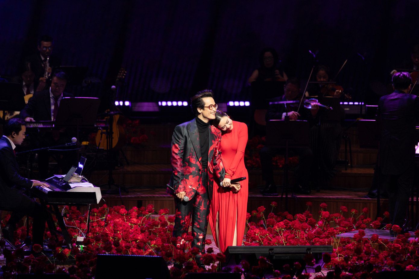 Tại đêm nhạc, Hà Anh Tuấn nói anh vinh dự khi mời được "mùa thu Hải Phòng" sang biểu diễn ở Australia. "Thu Phương không cho tôi gọi chị là chị. Tôi xem chị là cô gái của mùa thu, người tiền bối luôn quý mến từ những ngày tôi chập chững vào nghề", nam ca sĩ chia sẻ về tình cảm với Thu Phương sau màn trình diễn. Tại đêm nhạc, Hà Anh Tuấn nói anh vinh dự khi mời được "mùa thu Hải Phòng" sang biểu diễn ở Australia. "Thu Phương không cho tôi gọi chị là chị. Tôi xem chị là cô gái của mùa thu, người tiền bối luôn quý mến từ những ngày tôi chập chững vào nghề", nam ca sĩ chia sẻ về tình cảm với Thu Phương sau màn trình diễn.