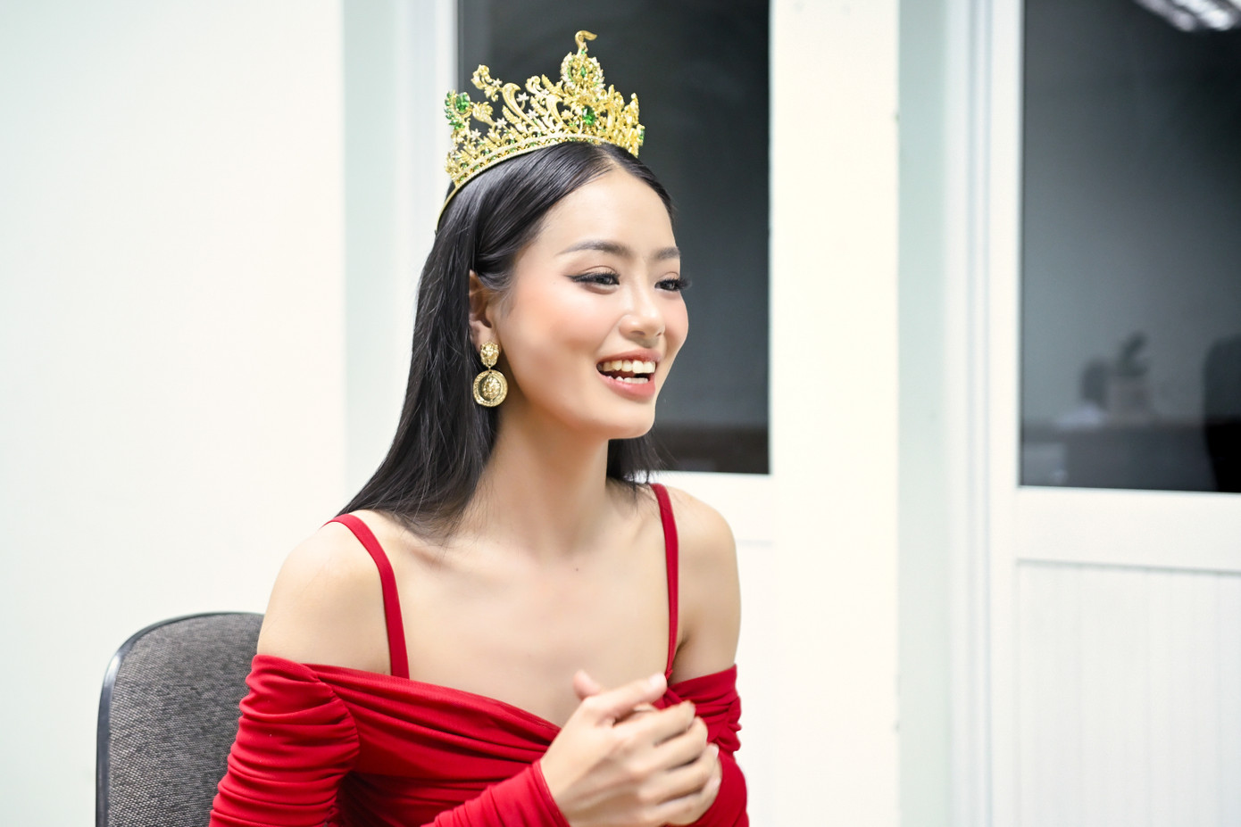 Bùi Khánh Linh liên tục nở nụ cười khi nhắc về mẹ. Cô thấy xúc động khi câu đầu tiên mẹ nói với mình là &quot;Con có khát nước không?&quot;. Á hậu 1 Miss Grand Vietnam 2023 nói gia đình cô luôn ít nói nhưng tình cảm là không lời nào diễn tả.