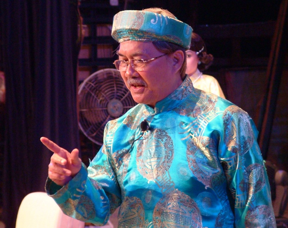 Hình ảnh quen thuộc của NSND Diệp Lang trong bộ áo dài khăn đóng.