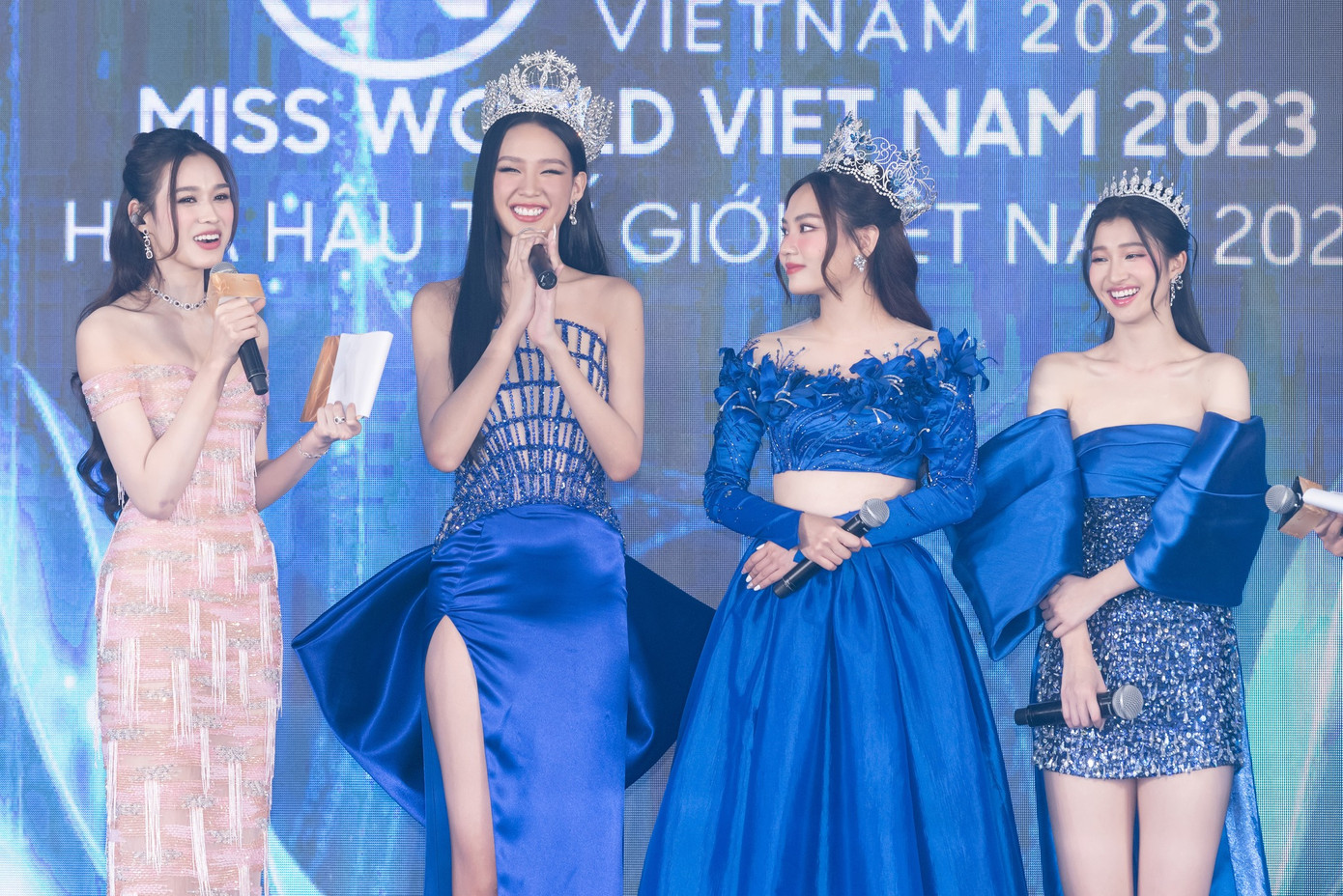 Hoa hậu Việt Nam Đỗ Thị Hà cùng Top 3 Miss World Vietnam trên sân khấu buổi họp báo.