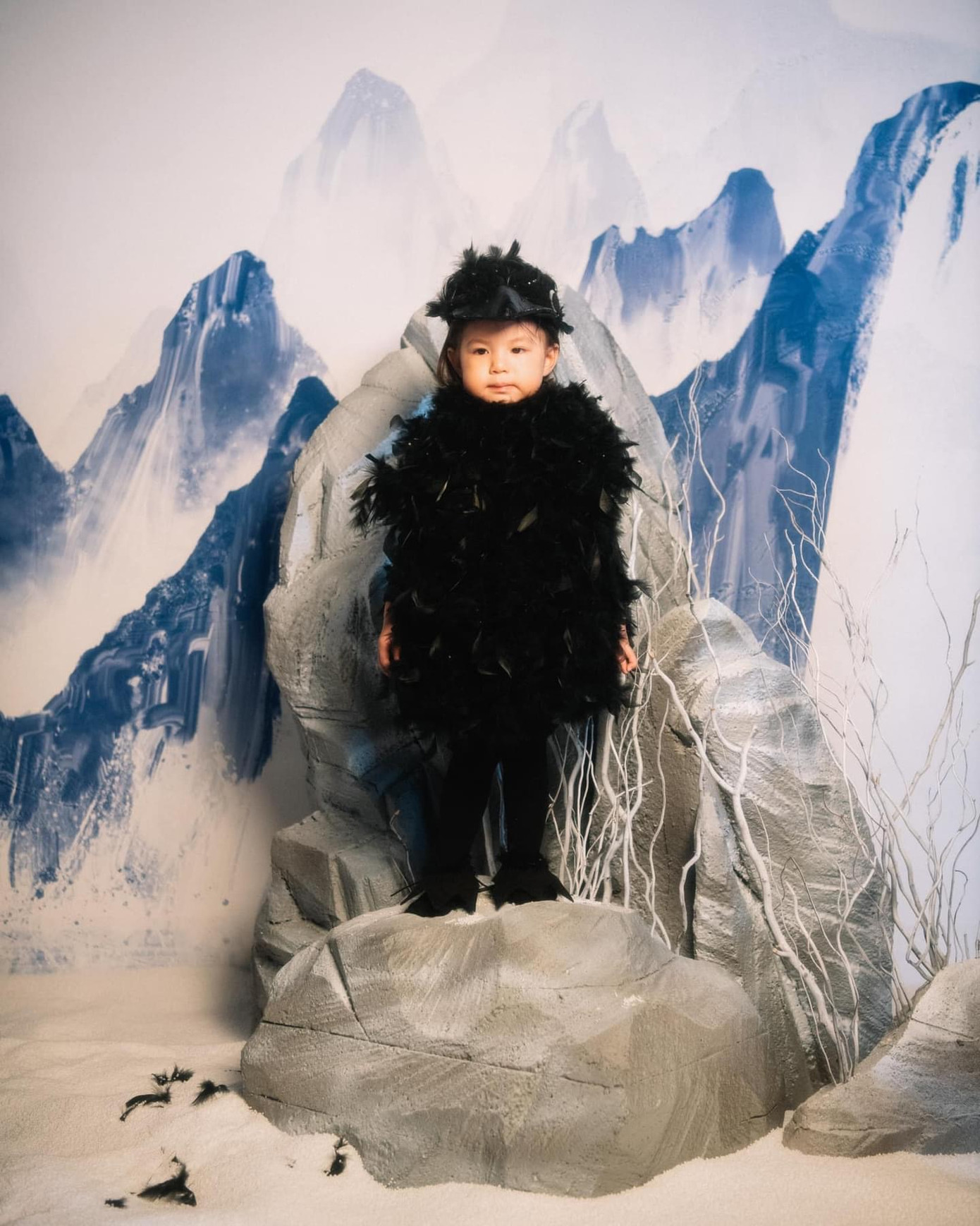 Bé Pam - con gái của diễn viên Salim - được mẹ hóa trang thành nhân vật Alice trong Alice lạc vào xứ sở thần tiên và chim đại bàng trong Thần điêu đại hiệp. Bức ảnh hóa trang của Pam nhận hơn 100.000 lượt tương tác từ cộng đồng mạng.