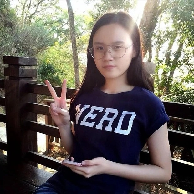 Lý Trác Hiên và Lâm Tĩnh Ân căn bản giải quyết xong vụ tranh chấp tài sản. Lý Trác Hiên và Lâm Tĩnh Ân căn bản giải quyết xong vụ tranh chấp tài sản.