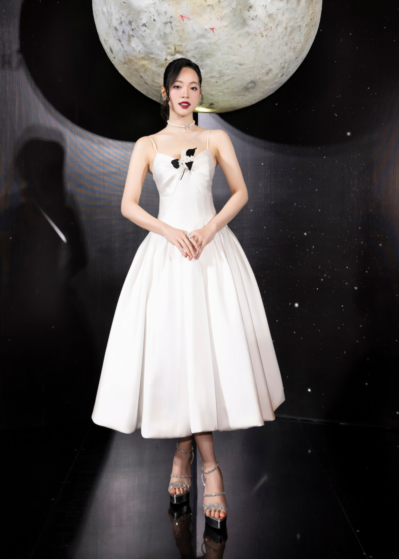 Trịnh Thùy Linh diện váy hai dây xòe nữ tính. Á hậu Việt Nam 2022 chọn lối trang điểm sang trọng khi dự thảm đen. Trịnh Thùy Linh diện váy hai dây xòe nữ tính. Á hậu Việt Nam 2022 chọn lối trang điểm sang trọng khi dự thảm đen.