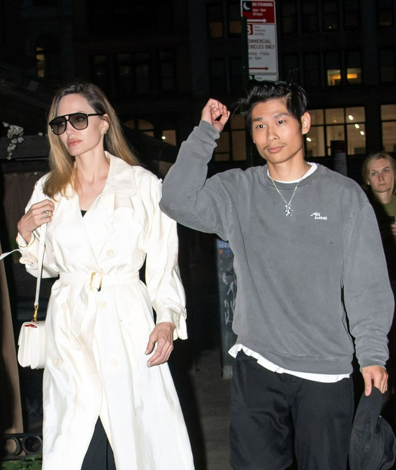 Pax Thiên nhiều lần làm trợ lý của Angelina Jolie trên phim trường. Pax Thiên nhiều lần làm trợ lý của Angelina Jolie trên phim trường.