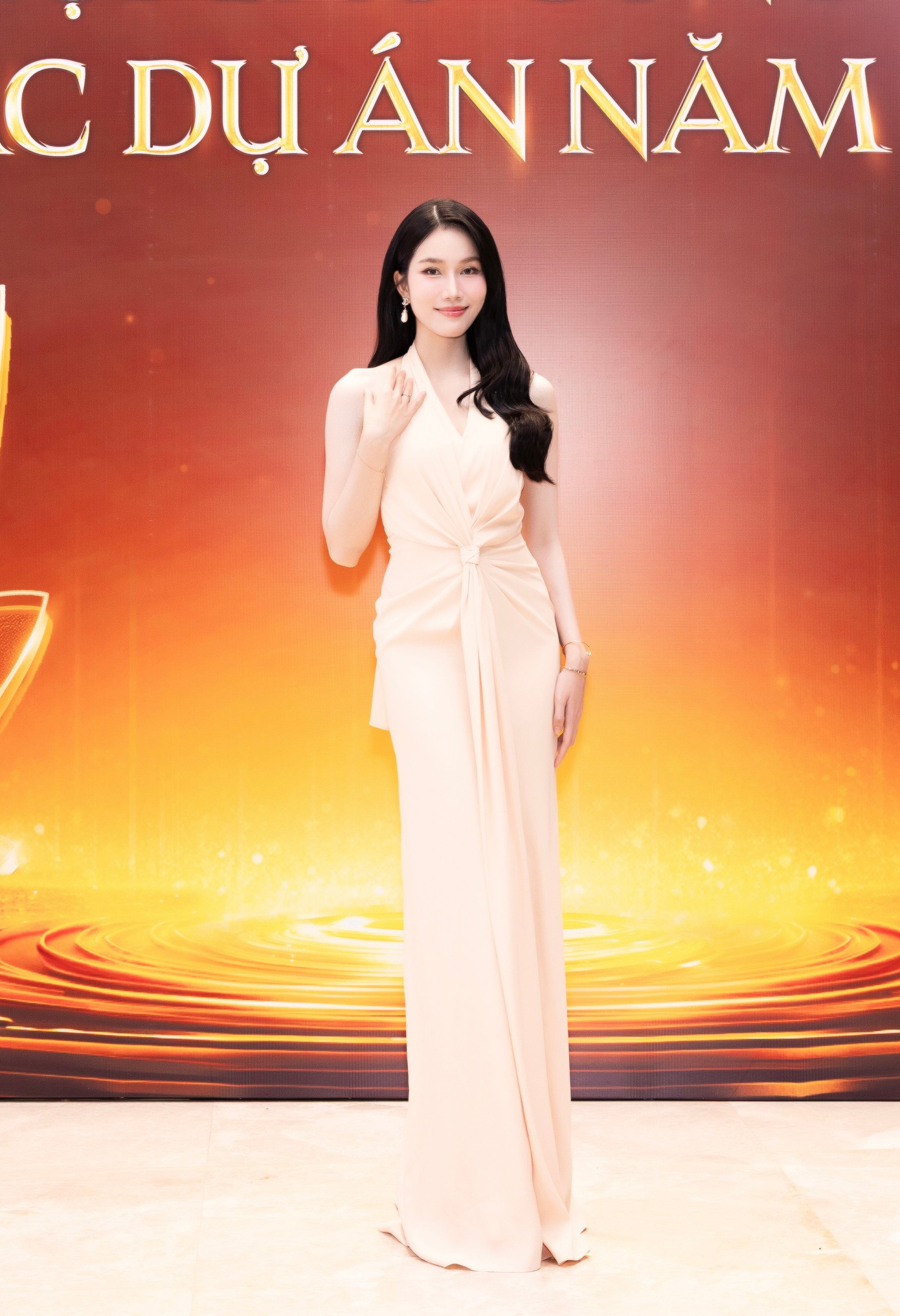 Á hậu Phương Anh diện thiết kế trắng kem dáng dài với chi tiết thắt eo hiệu ứng 3D, điểm nhấn là cổ V thanh lịch. Khán giả nhận xét thiết kế không có quá nhiều điểm cầu kỳ, phù hợp với vẻ đẹp thuần khiết và tri thức của Á hậu Việt Nam 2020.