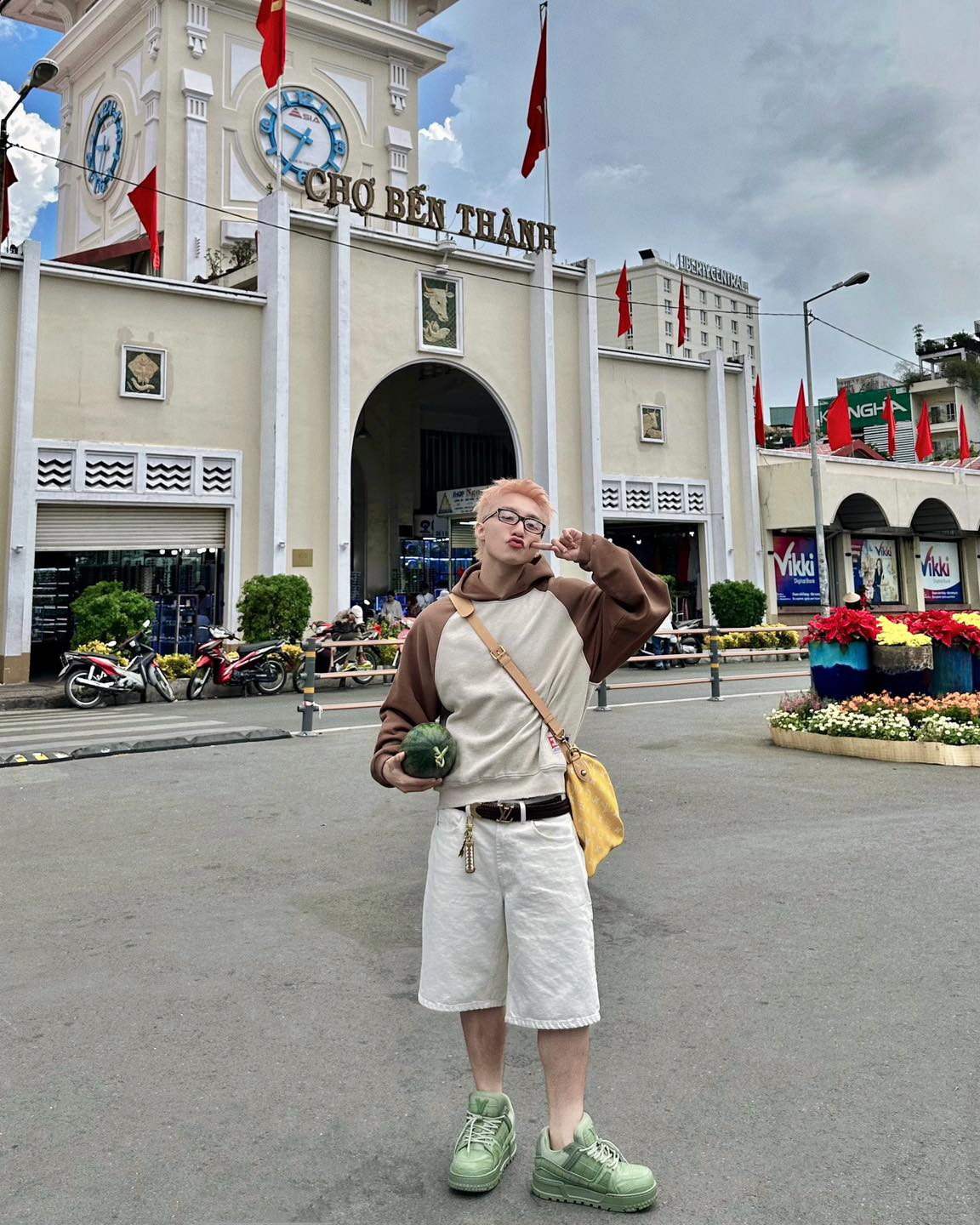 Sơn Tùng tạo trào lưu check-in cùng thần tượng tại nhiều địa danh nổi tiếng tại TPHCM như chợ Bến Thành, Nhà thờ Đức Bà...