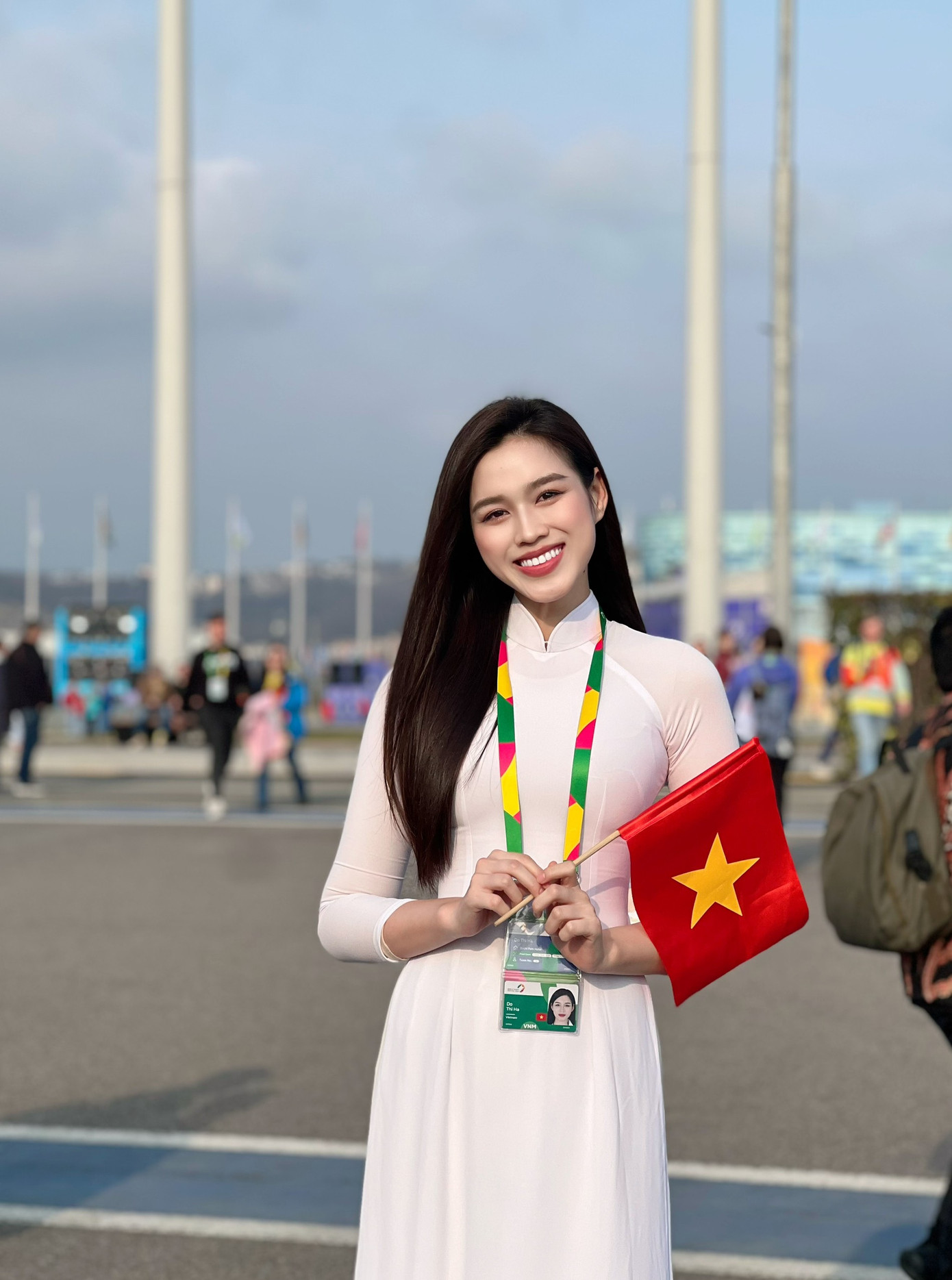 Trong sự kiện diễu hành, Đỗ Thị Hà trong vai trò là người cầm bảng Việt Nam. Trong bộ áo dài truyền thống màu trắng cùng nhan sắc, phong thái tự tin, hoa hậu 23 tuổi nhận về nhiều lời khen tích cực.