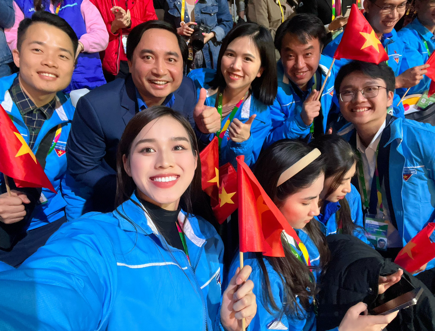 Trong ngày đầu đến Liên hoan Thanh niên Thế giới, Đỗ Thị Hà khoác lên mình chiếc áo của Đoàn Thanh niên Việt Nam. Hoa hậu Việt Nam 2020 giao lưu cùng các đại biểu của Việt Nam, trao đổi và kết nối với giới trẻ của hơn 180 quốc gia và vùng lãnh thổ thuộc các nước châu Âu, châu Mỹ, Trung Đông, châu Phi, châu Á và châu Đại Dương.