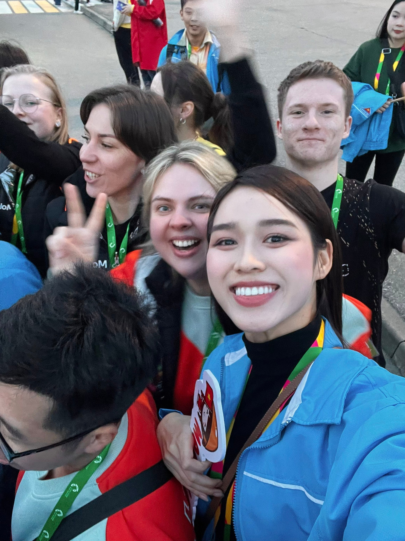 Từ thành phố Sochi, Liên bang Nga, Đỗ Thị Hà chia sẻ thành phố lạnh, nhiệt độ đến tối xuống còn mức âm. Nhưng khi tham gia liên hoan, năng lượng của giới trẻ, sự vinh hạnh khi được tham gia sự kiện lớn lấn át cái lạnh. Cô nhớ về cảm giác thi Miss World 2021 và tự hào khi hô vang hai tiếng Việt Nam.