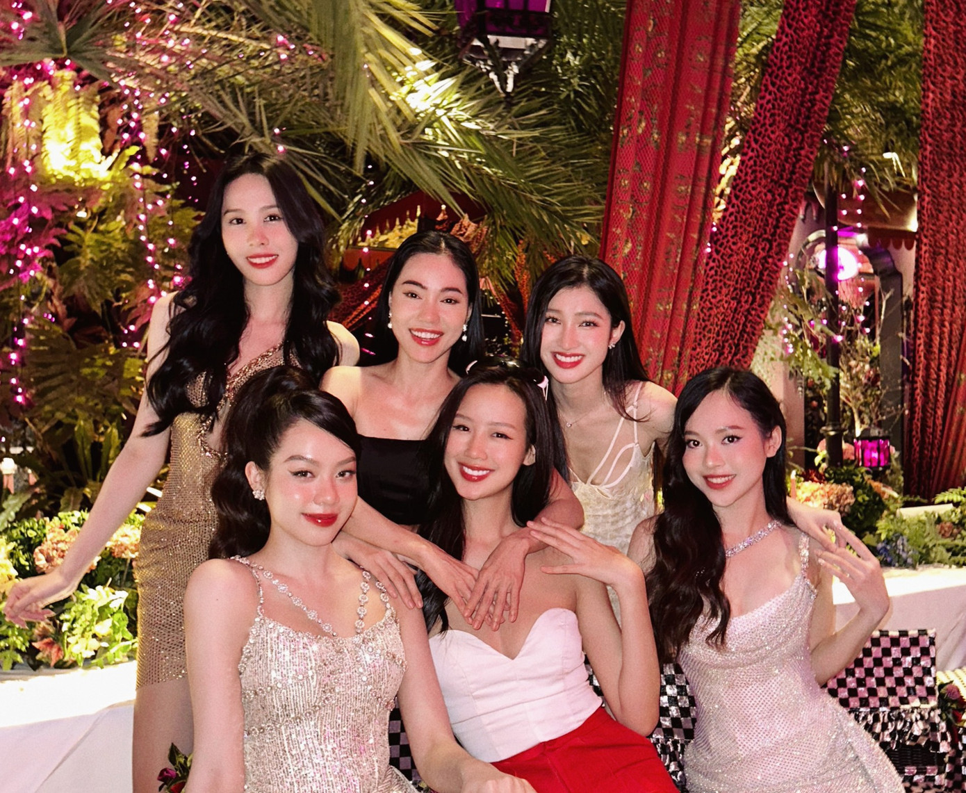 Sau 2 tháng đăng quang, Top 3 ngày càng thay đổi theo hướng gợi cảm. Cách trang điểm, tạo dáng ngày càng ra dáng beauty queen, xứng đáng với danh hiệu cao quý. Không chỉ về mặt nhan sắc, mà các người đẹp còn gây chú ý bởi tài năng.