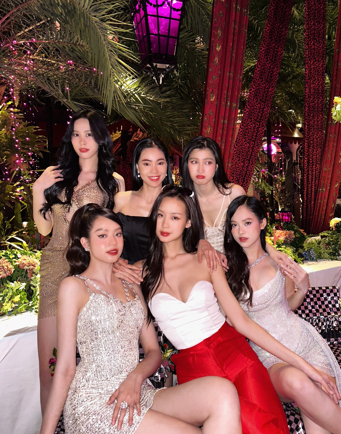 Tối 14/2, hội độc thân gồm Hoa hậu Việt Nam 2022 Huỳnh Thị Thanh Thủy, Á hậu Trịnh Thùy Linh, Á hậu Ngọc Hằng, Hoa hậu Bảo Ngọc và Hoa hậu Phương Nhi cùng nhau ăn Lễ tình nhân.
