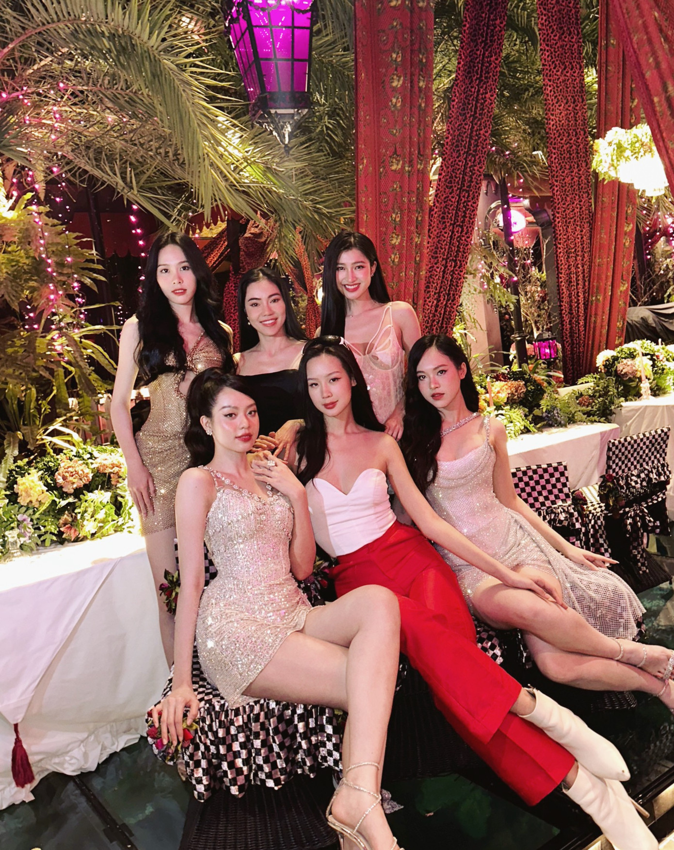 Tối 14/2, hội độc thân gồm Hoa hậu Việt Nam 2022 Huỳnh Thị Thanh Thủy, Á hậu Trịnh Thùy Linh, Á hậu Ngọc Hằng, Hoa hậu Bảo Ngọc và Hoa hậu Phương Nhi cùng nhau ăn Lễ tình nhân.