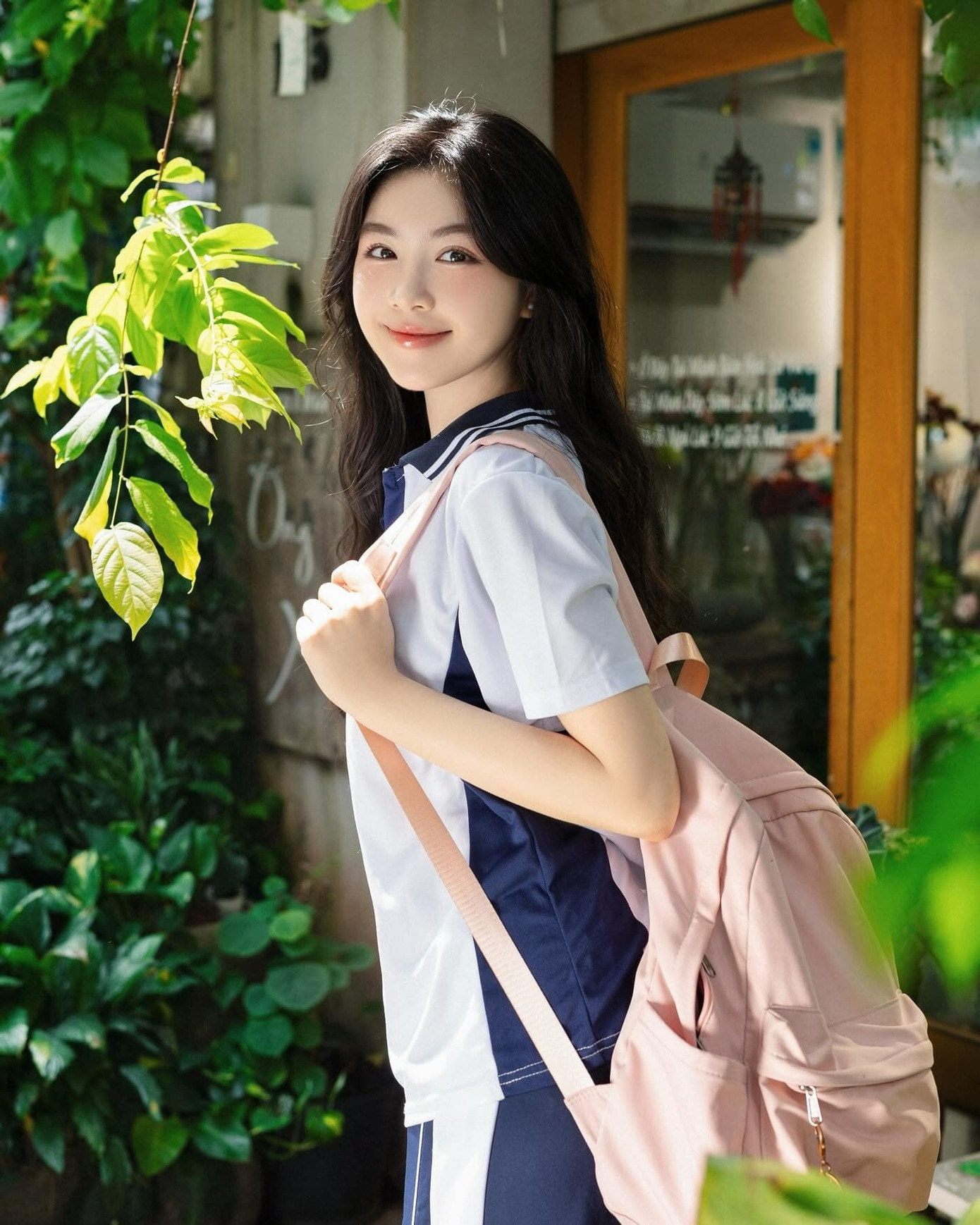 Trước đó, vợ Quyền Linh chia sẻ Lọ Lem luôn tập trung cho việc học, nhắm vào đại học có tiếng. "Đây là tương lai và trách nhiệm của con. Con phải tập trung việc học, đọc sách, học đàn, học vẽ thật nhiều. Con không có thời gian để có bạn trai", Dạ Thảo trích lời con gái. Cô cho biết chia sẻ của con gái khiến cô xúc động. Trước đó, vợ Quyền Linh chia sẻ Lọ Lem luôn tập trung cho việc học, nhắm vào đại học có tiếng. "Đây là tương lai và trách nhiệm của con. Con phải tập trung việc học, đọc sách, học đàn, học vẽ thật nhiều. Con không có thời gian để có bạn trai", Dạ Thảo trích lời con gái. Cô cho biết chia sẻ của con gái khiến cô xúc động.