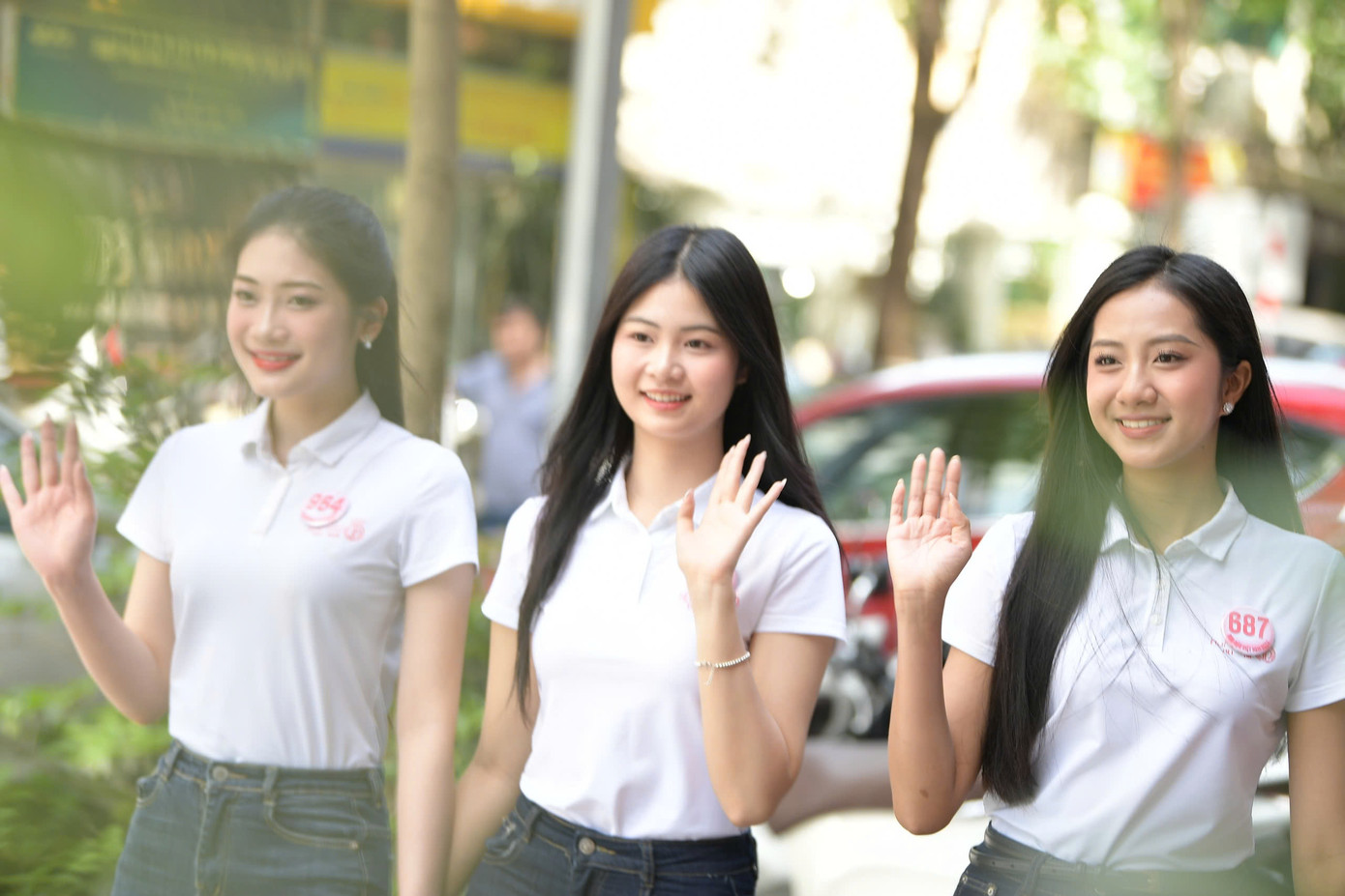 Thí sinh giao lưu trước ống kính và chuẩn bị bước vào ngôi nhà báo Tiền Phong.