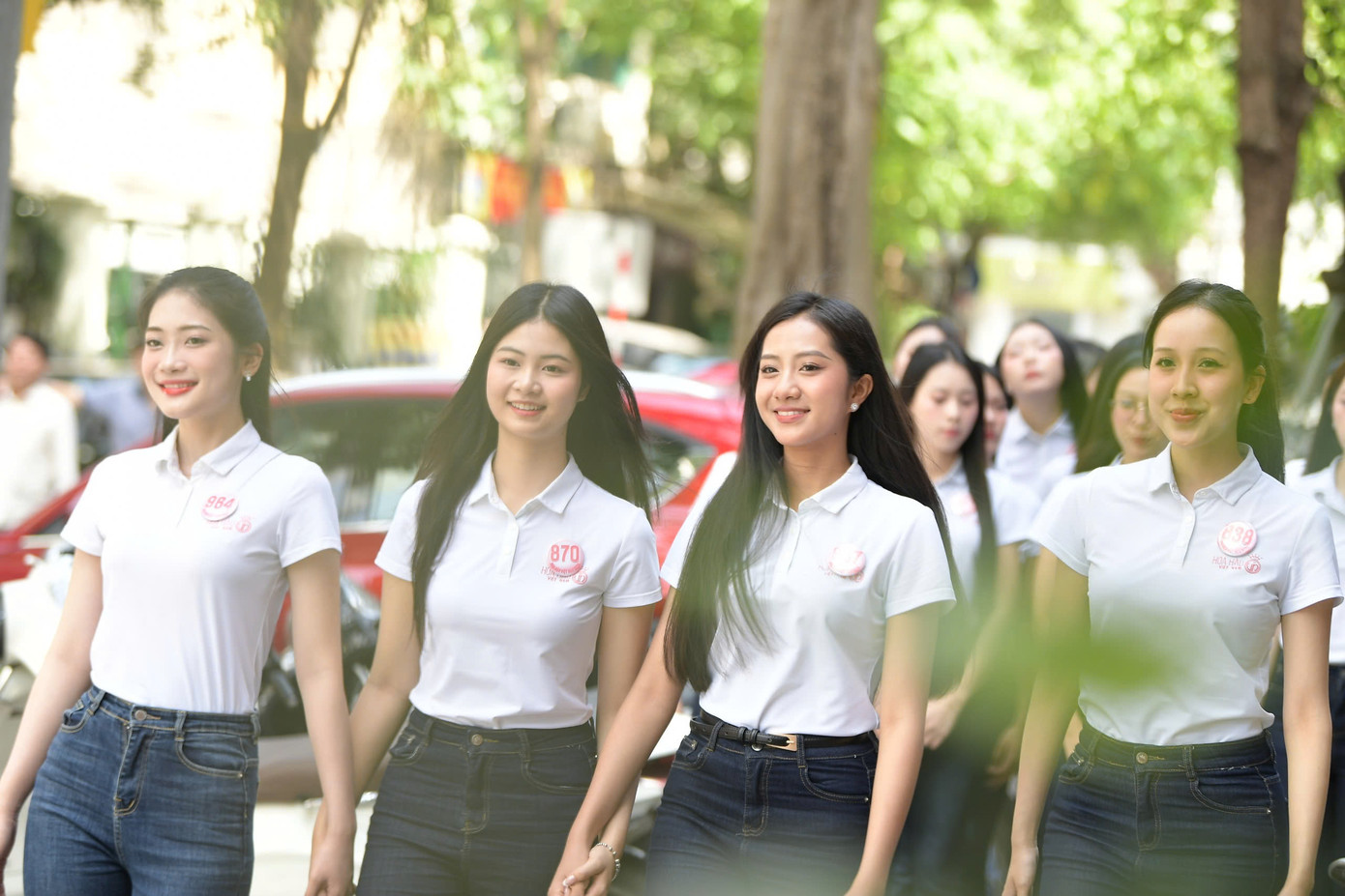 Khoảnh khắc 41 người đẹp sải bước trước tòa soạn báo Tiền Phong (số 15 Hồ Xuân Hương, Nguyễn Du, quận Hai Bà Trưng, Hà Nội) thu hút sự hiếu kỳ của người dân khu vực. Thí sinh của Hoa hậu Việt Nam cười tươi, vẫy tay tương tác với người dân và ống kính phóng viên.