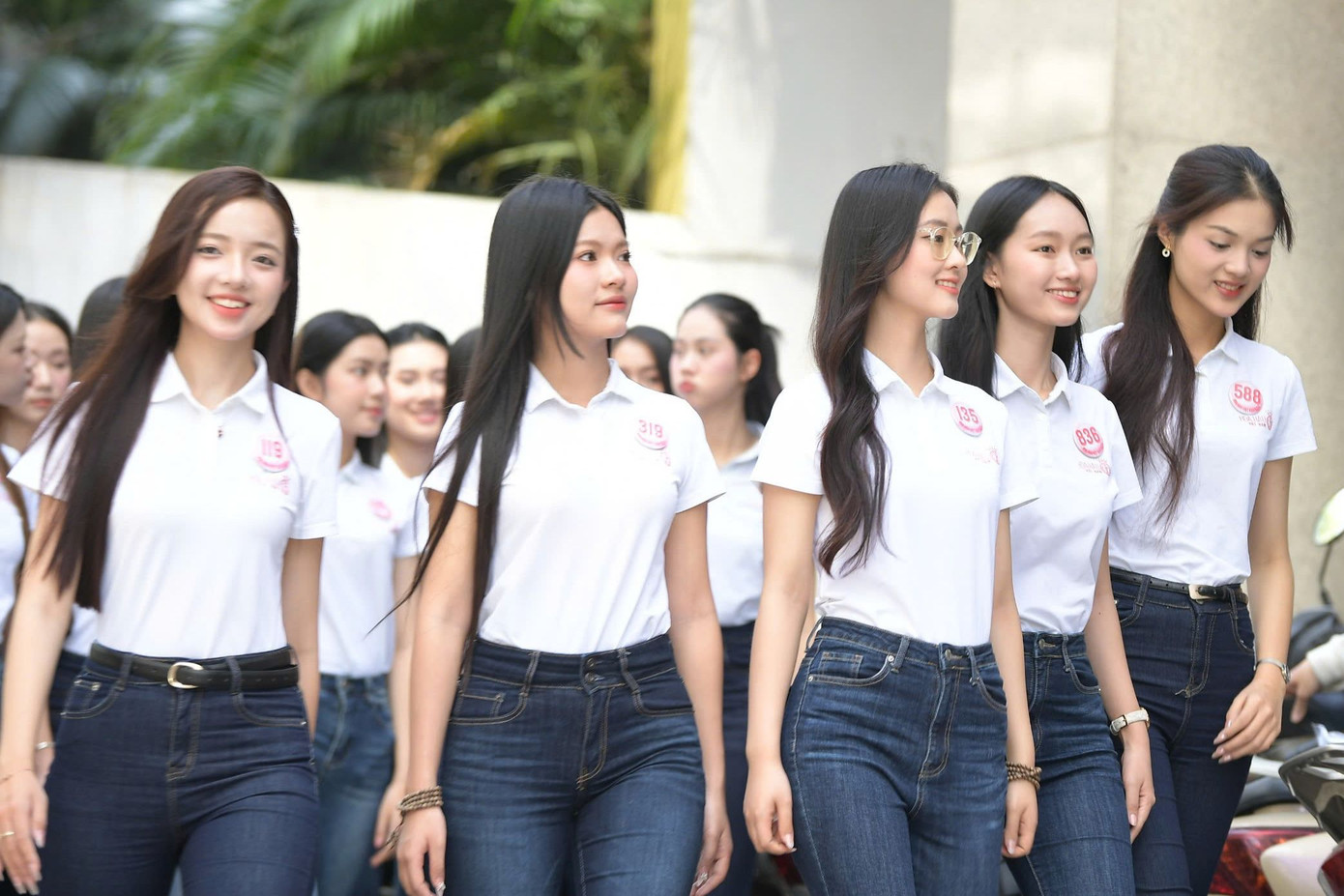 41 người đẹp có cơ hội giao lưu hỏi đáp cùng phóng viên, được &quot;đào tạo&quot; khả năng trả lời trước truyền thông, thăm trường quay và nơi sản sinh tin tức, phóng sự của tờ báo có tuổi đời 72 năm và là nơi khai sinh cuộc thi Hoa hậu Việt Nam có truyền thống 37 năm hình thành và phát triển.