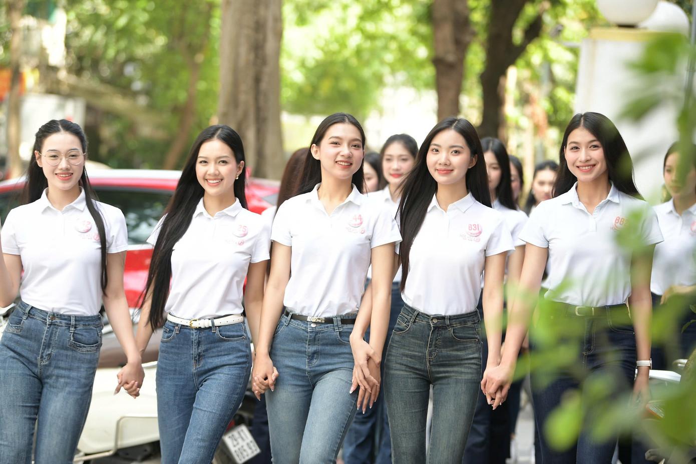 Khoảnh khắc 41 người đẹp sải bước trước tòa soạn báo Tiền Phong (số 15 Hồ Xuân Hương, Nguyễn Du, quận Hai Bà Trưng, Hà Nội) thu hút sự hiếu kỳ của người dân khu vực. Thí sinh của Hoa hậu Việt Nam cười tươi, vẫy tay tương tác với người dân và ống kính phóng viên.