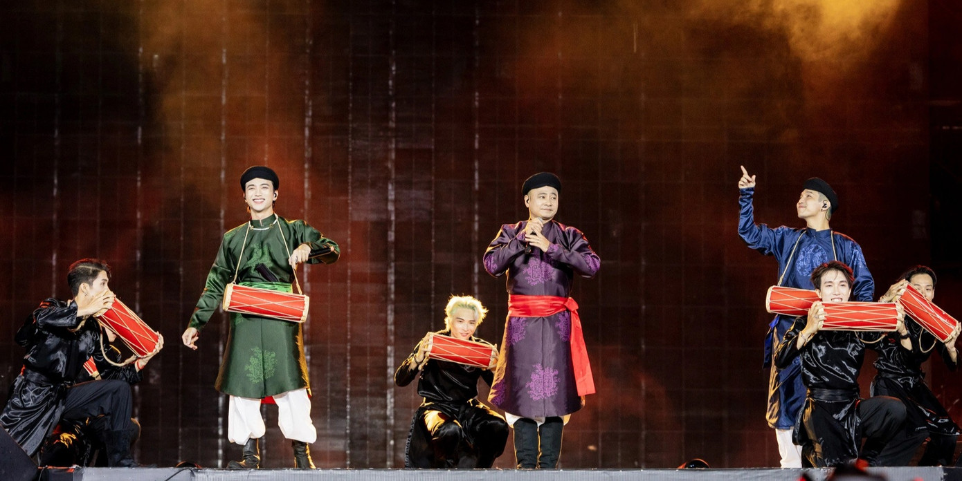 Nhà Sao Sáng tái hiện tiết mục Trống cơm viral khắp mạng xã hội lúc mới ra mắt. Live concert khép lại lúc rạng sáng 20/10. Dù vậy, nhiệt của khán giả vẫn còn. Người xem thậm chí tỏ ý định &quot;không muốn ra về&quot;, níu giữ khoảnh khắc bên các anh trai. Đồng thời, chung kết chương trình phát sóng cùng ngày với concert cũng khép lại chuỗi ba tháng show Anh trai để lại nhiều cảm xúc với khán giả.