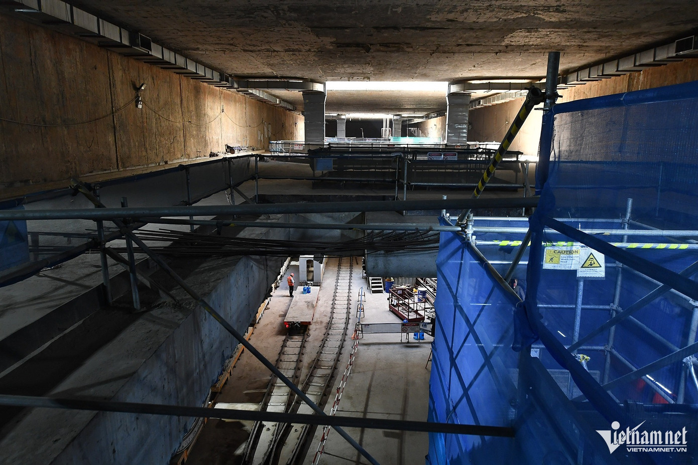 Báo cáo nêu rõ, ga S10 đang triển khai phần kết cấu bên ngoài; ga S11 hoàn thành đổ bê tông bản đáy, đang triển khai công tác di chuyển ngầm nổi phục vụ công tác Jet Grouting (bê tông hóa đất) lối vào và ra TBM; ga S12 đang thi công song song hoàn trả kết cấu bản đỉnh phía nam, triển khai công tác đào và thi công bản trung chuyển.