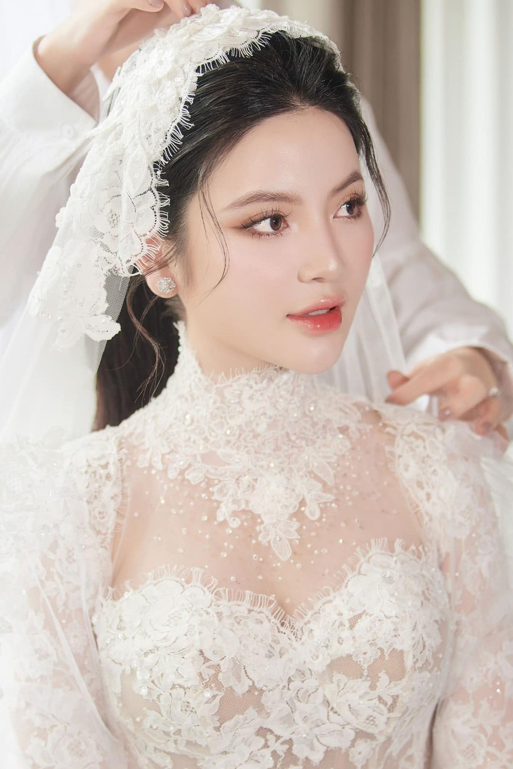 Sau lễ đón dâu, hình ảnh Chu Thanh Huyền chuẩn bị cho lễ cưới xuất hiện trên mạng nhận nhiều lời khen.