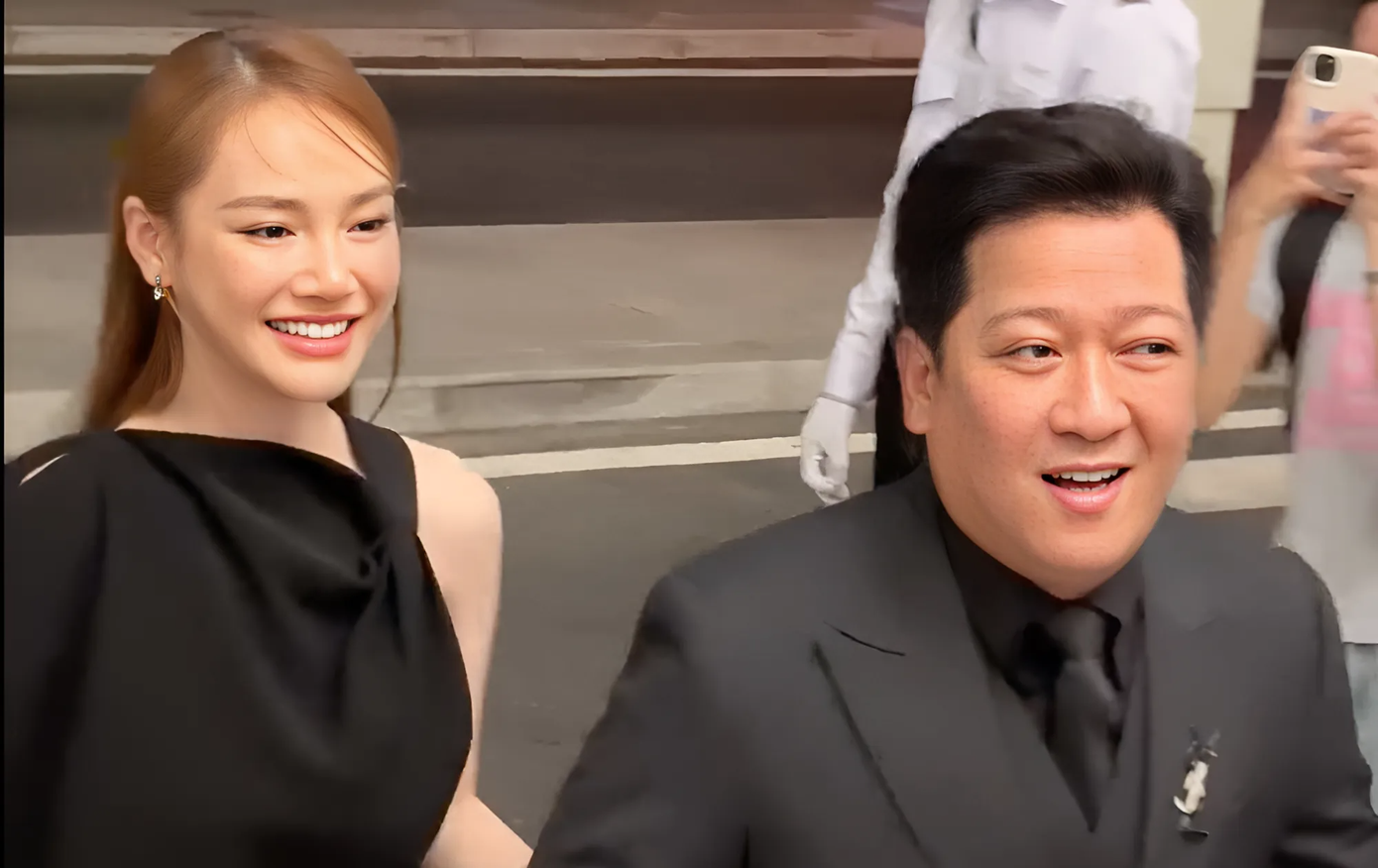 Vợ chồng Trường Giang - Nhã Phương cũng có mặt, góp vui cùng hội nghệ sĩ tại tiệc cưới của Minh Tú. Sự xuất hiện của hai ngôi sao thu hút sự chú ý của khán giả hiếu kỳ.