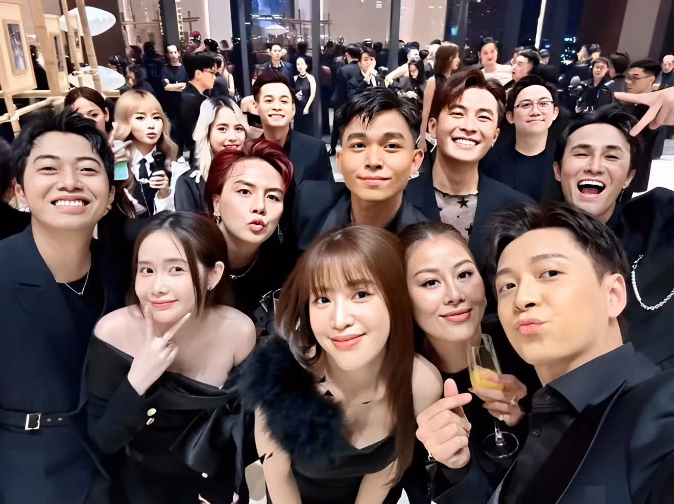 Trên mạng xã hội, khán giả cho rằng "hơn nửa showbiz" đến tiệc cưới của Minh Tú. Những khách mời có mặt sớm là Huỳnh Lập, Duy Khánh, Nam Thư, Puka, Gin Tuấn Kiệt, Ngô Kiến Huy, Cris Phan, Jun Phạm...