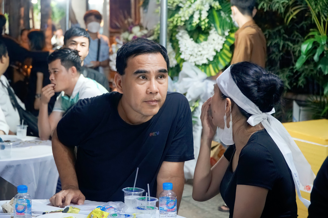 Nghệ sĩ Quyền Linh đến viếng NSƯT Vũ Linh trong đêm. Ảnh: Phạm Thành Trung. Nghệ sĩ Quyền Linh đến viếng NSƯT Vũ Linh trong đêm. Ảnh: Phạm Thành Trung.