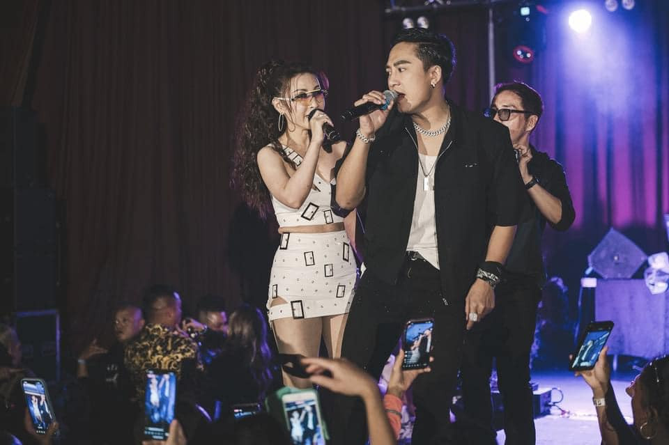 Châu Khải Phong đắt show ở sân khấu lưu diễn. Châu Khải Phong đắt show ở sân khấu lưu diễn.