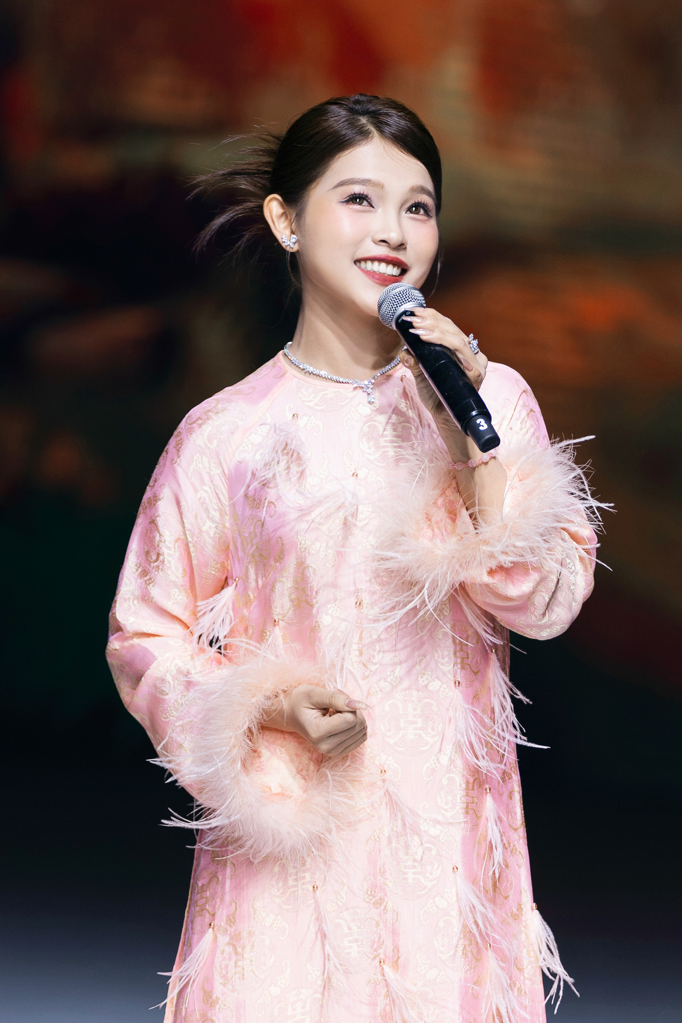 Tuyết Nhung (sinh năm 2001) cũng theo đuổi dòng nhạc bolero của mẹ nuôi. Nữ ca sĩ nói cuộc sống của cô khó khăn hơn sau khi Phi Nhung qua đời. Cô trang trải việc học bằng cách bán hàng online, đi hát kiếm thêm thu nhập. Hiện, Thiên Ngân và Tuyết Nhung được Mạnh Quỳnh nhận làm con nuôi, hỗ trợ hoạt động nghệ thuật.