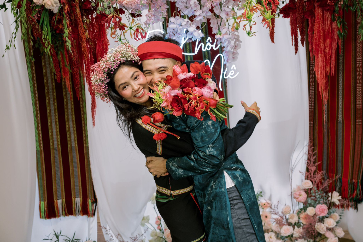 H&apos;Hen Niê cho biết cô đăng ảnh lên mạng xã hội để lưu giữ khoảnh khắc ngày chung đôi của cô và Tuấn Khôi. Hoa hậu gửi lời cảm ơn người thân, bạn bè không ngại đường xa đến chúc mừng hai người.