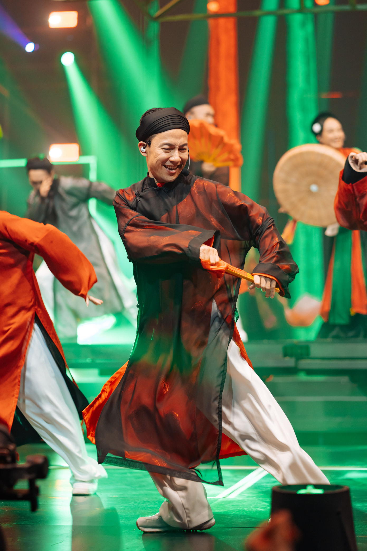 Tiến Đạt và các thành viên Nhà Trẻ có màn trình diễn nỗ lực ở Công diễn 4. Tiến Đạt và các thành viên Nhà Trẻ có màn trình diễn nỗ lực ở Công diễn 4.