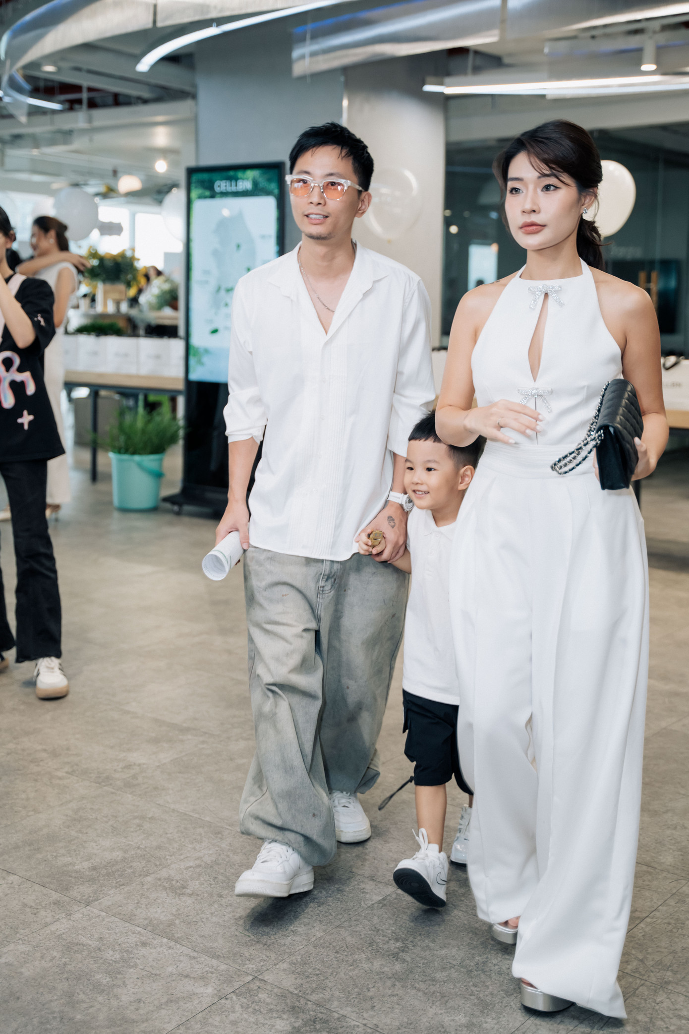 Rhymastic đưa vợ là người mẫu lookbook Thanh Huyền cùng con trai đến sự kiện có sự tham gia của nhiều anh trai.