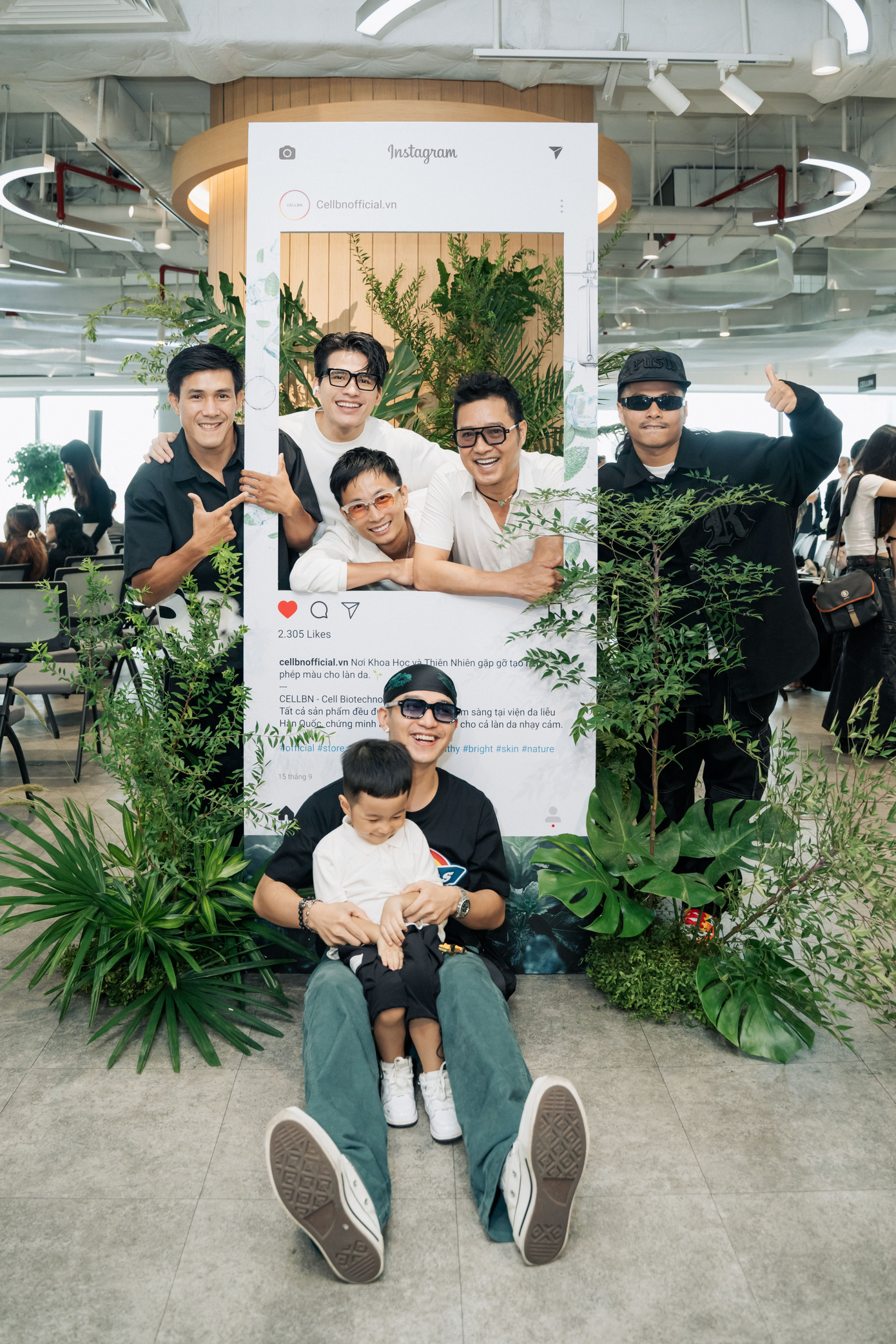 Dàn anh trai Duy Nhất, Quốc Thiên, Hồng Sơn, Rhymastic và Cường Seven tạo dáng phong cách thanh xuân vườn trường trong ngày hội ngộ.