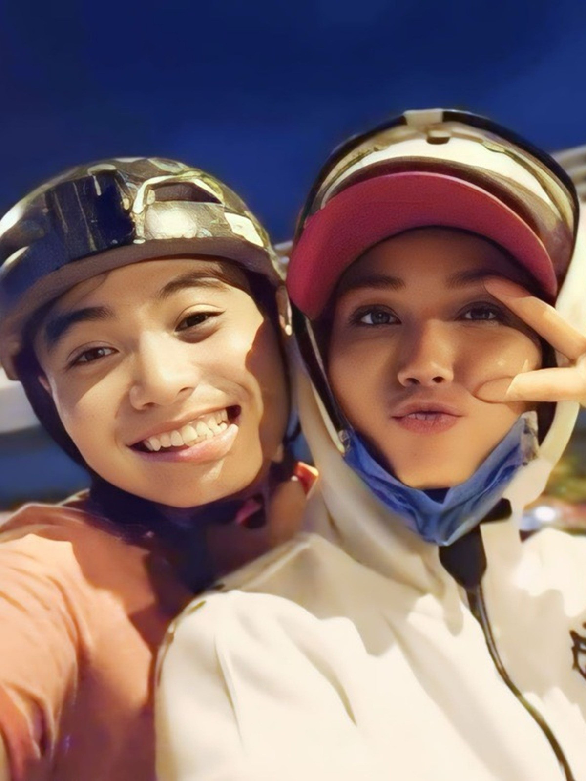 Ảnh đăng ngày 10/7 (trái) là tấm hình hiếm hoi nhiếp ảnh gia để rõ mặt H'Hen Niê.