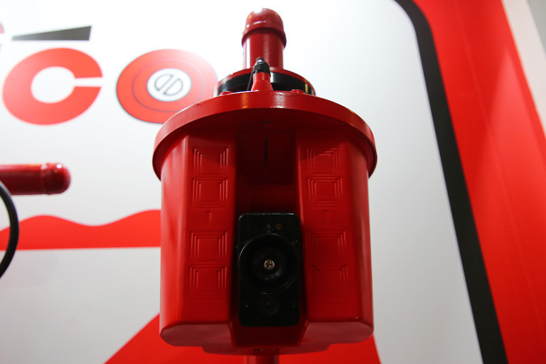 Thiết bị được tích hợp camera, cảm biến và vòi phun. Thiết bị được tích hợp camera, cảm biến và vòi phun.