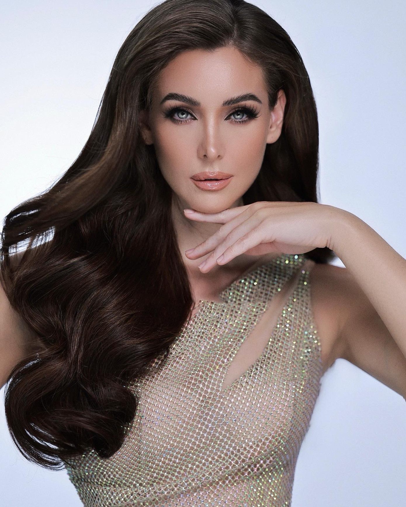 Dưới bàn tay trang điểm của chuyên gia người VIệt, Hoa hậu Hoàn vũ 2005 Natalie Glebova được khen nhan sắc trẻ trung so với tuổi 41, nổi bật hơn khi đến dự sự kiện ở các nước khác.