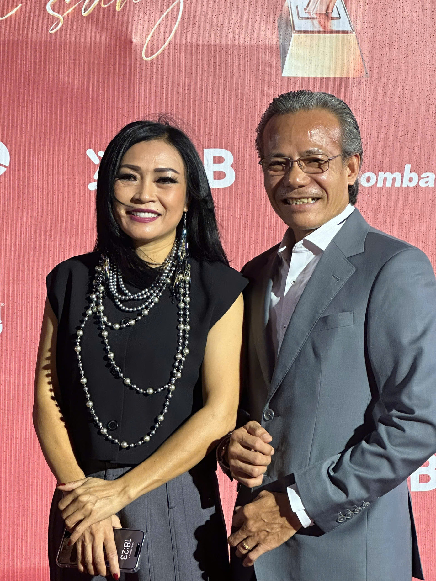 Ca sĩ Phương Thanh diện vòng cổ cầu kỳ, phối cùng trang phục đơn giản trên thảm đỏ.