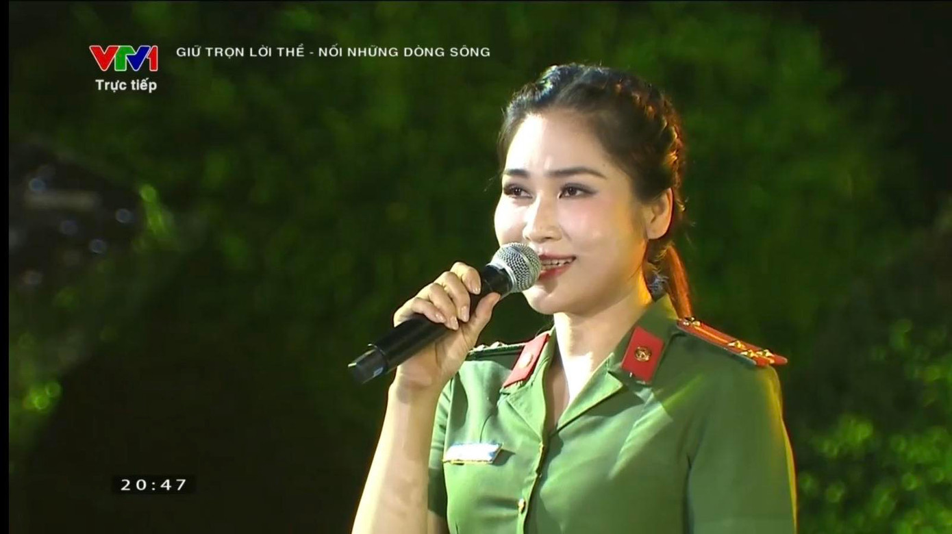 NSƯT Như Huỳnh biểu diễn tại chương trình Giữ trọn lời thề - Nối những dòng sông.