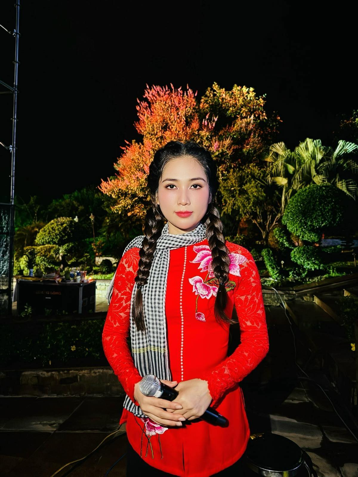 NSƯT Như Huỳnh biểu diễn tại chương trình Giữ trọn lời thề - Nối những dòng sông.