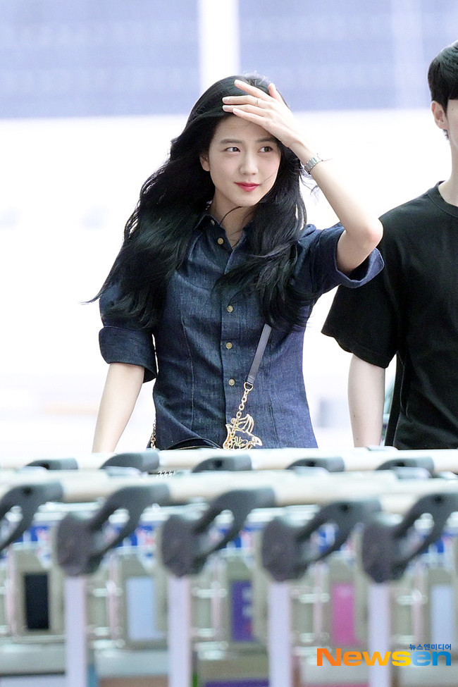 Jisoo rạng rỡ tại sân bay quốc tế Incheon.