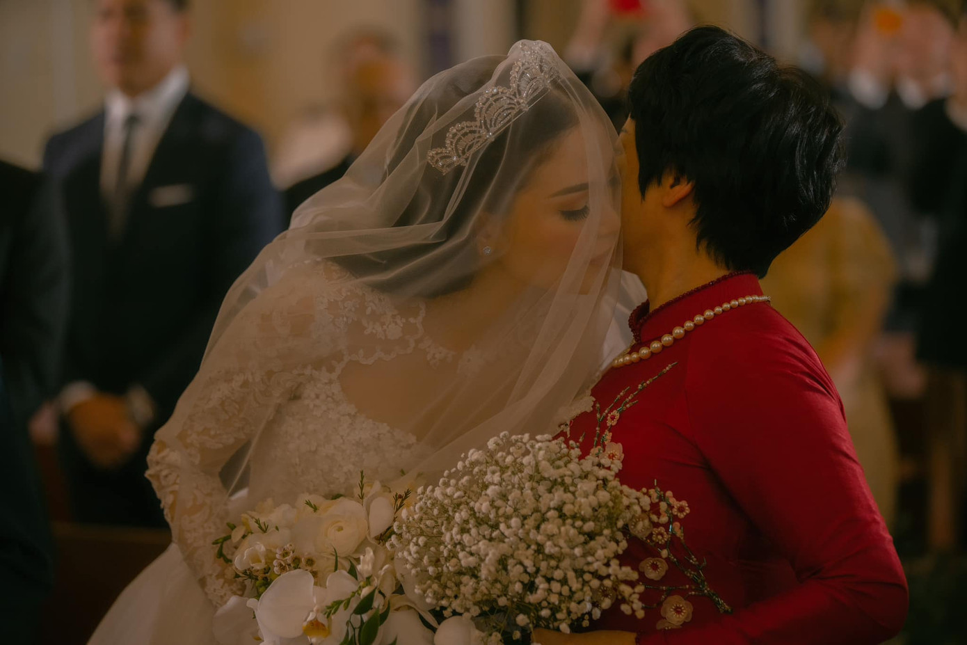 Mẹ của cô dâu mặc áo dài đỏ truyền thống mừng ngày trọng đại của Linh Rin tại Philippines. Trong khi đó, nhân vật chính đội mấn, diện đồ cưới phong cách Tây Âu, chú rể lại mặc đồ truyền thống của Philippines - nơi anh sinh ra và lớn lên.