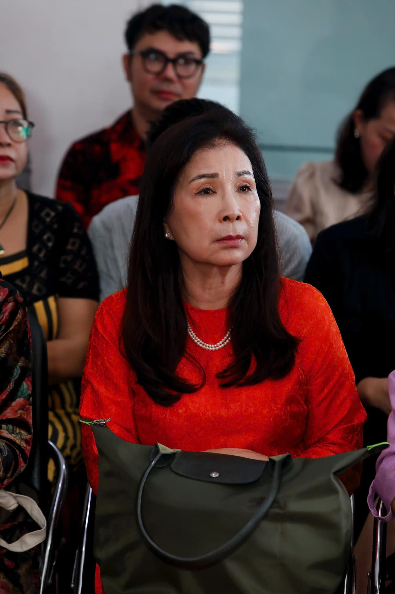 NSND Kim Xuân và nghệ sĩ Thanh Hiền theo dõi nghệ sĩ biểu diễn, phát biểu trong ngày giỗ Tổ sân khấu Việt Nam.