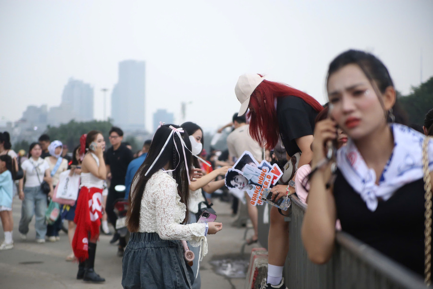 Tình trạng giới trẻ đồng loạt leo rào tạo cảnh tượng nhốn nháo trước giờ vào sân khấu.