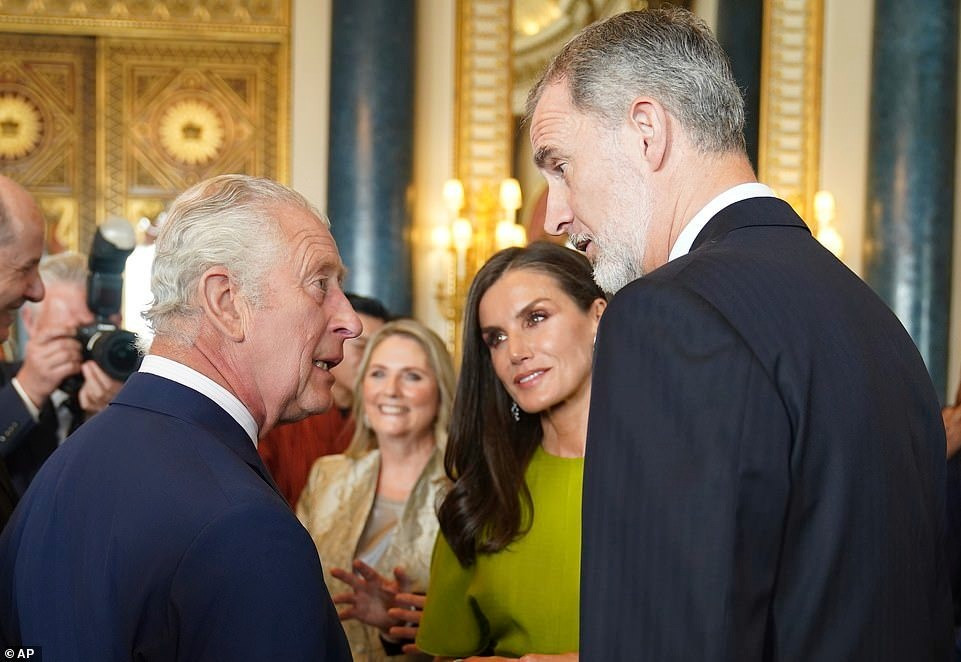 Quốc vương và Hoàng hậu Tây Ban Nha được Vua Charles hỏi thăm khi đến dự tiệc trước lễ đăng cơ. Quốc vương và Hoàng hậu Tây Ban Nha được Vua Charles hỏi thăm khi đến dự tiệc trước lễ đăng cơ.