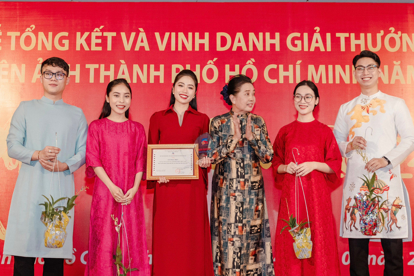 Ê-kíp Gương mặt Việt Nam nhận giải thưởng của Hội Điện ảnh TPHCM.